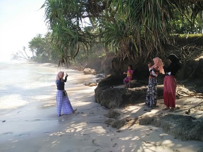 foto wisata pantai melasti krui pesisir barat lampung