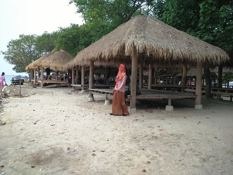 asyiknya bermain di wisata pantai mutun lampung