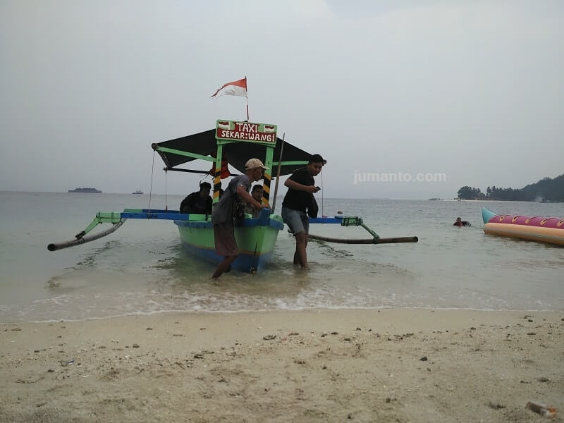 fasilitas sewa perahu di pantai mutun lampung