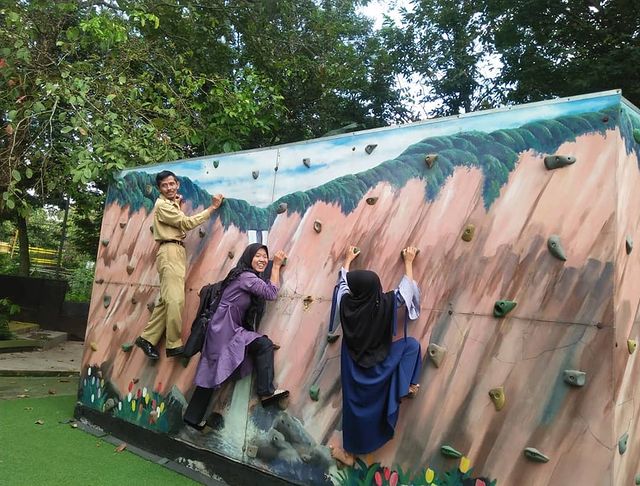 salah satu wahana wisata di taman metro indonesia indah lampung