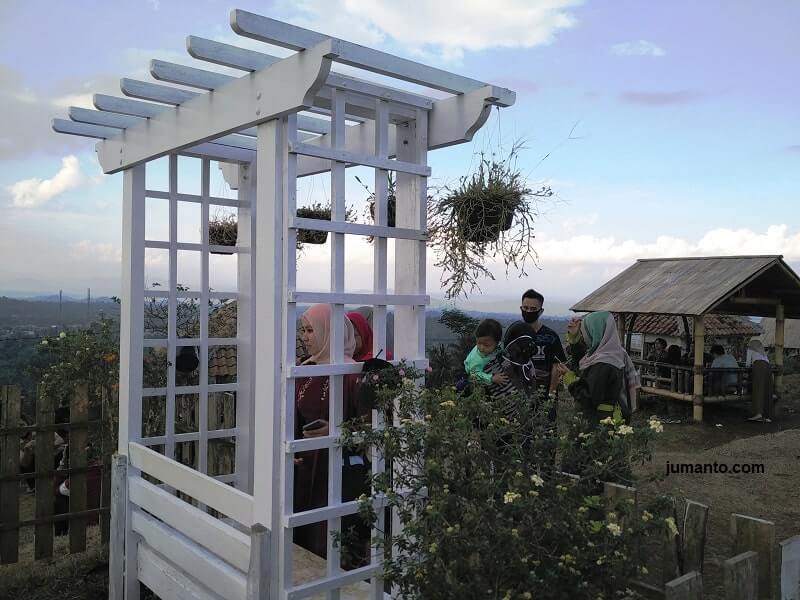 foto cantiknya bukit idaman gisting tanggamus lampung dengan tiket masuknya yang murah