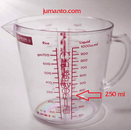Menghitung 250 ml dengan gelas ukur