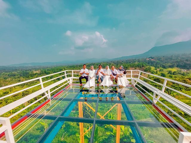 foto tebing vietnam lampung dengan jembatan kaca